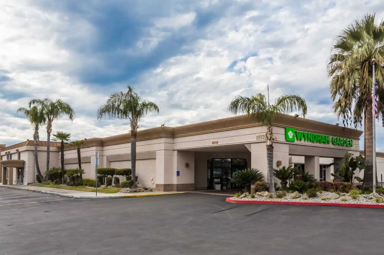 Airport: Wyndham Garden (FAT) Background